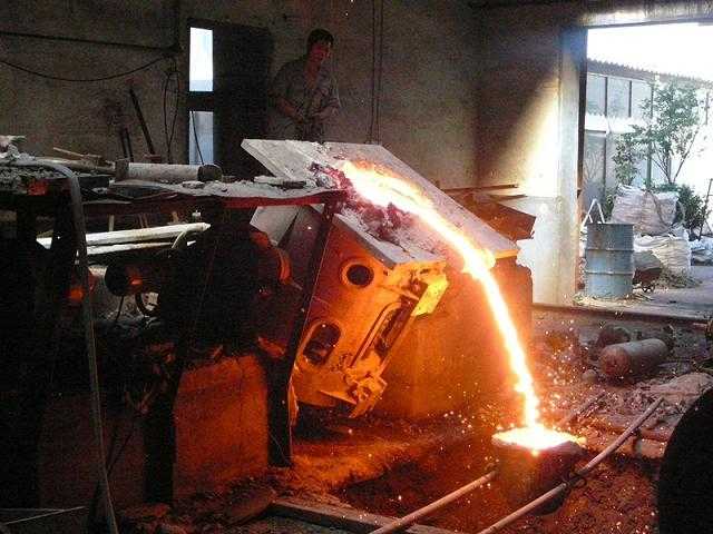 当时用中频电炉炼钢,炉