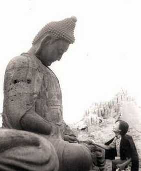 就是我最喜欢的一张林徽因在山西汾阳县小相村灵岩寺的照片