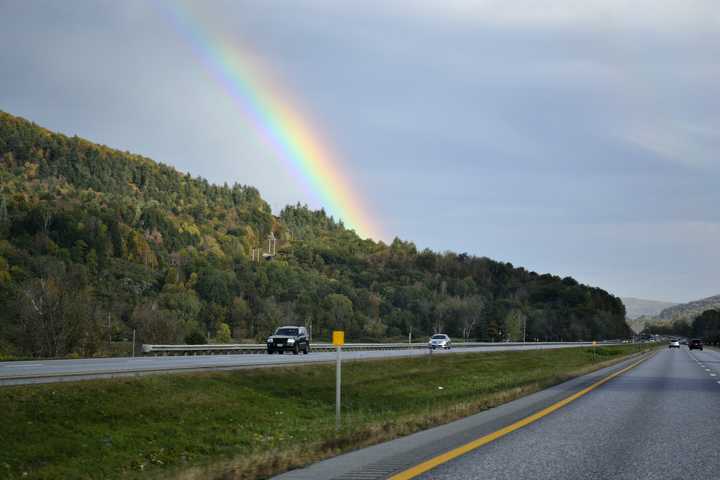 路上,看到了生平见过的最明亮的彩虹