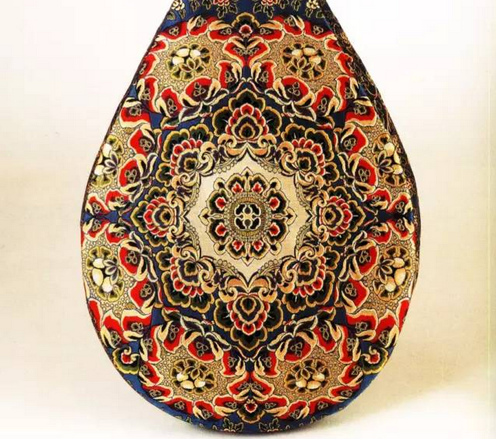 最富有唐代特色的工艺美术之一就是螺钿,螺钿紫檀阮咸↓,细部可以看清