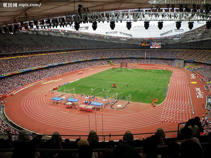 有跑道的叫做综合体育场,比如鸟巢