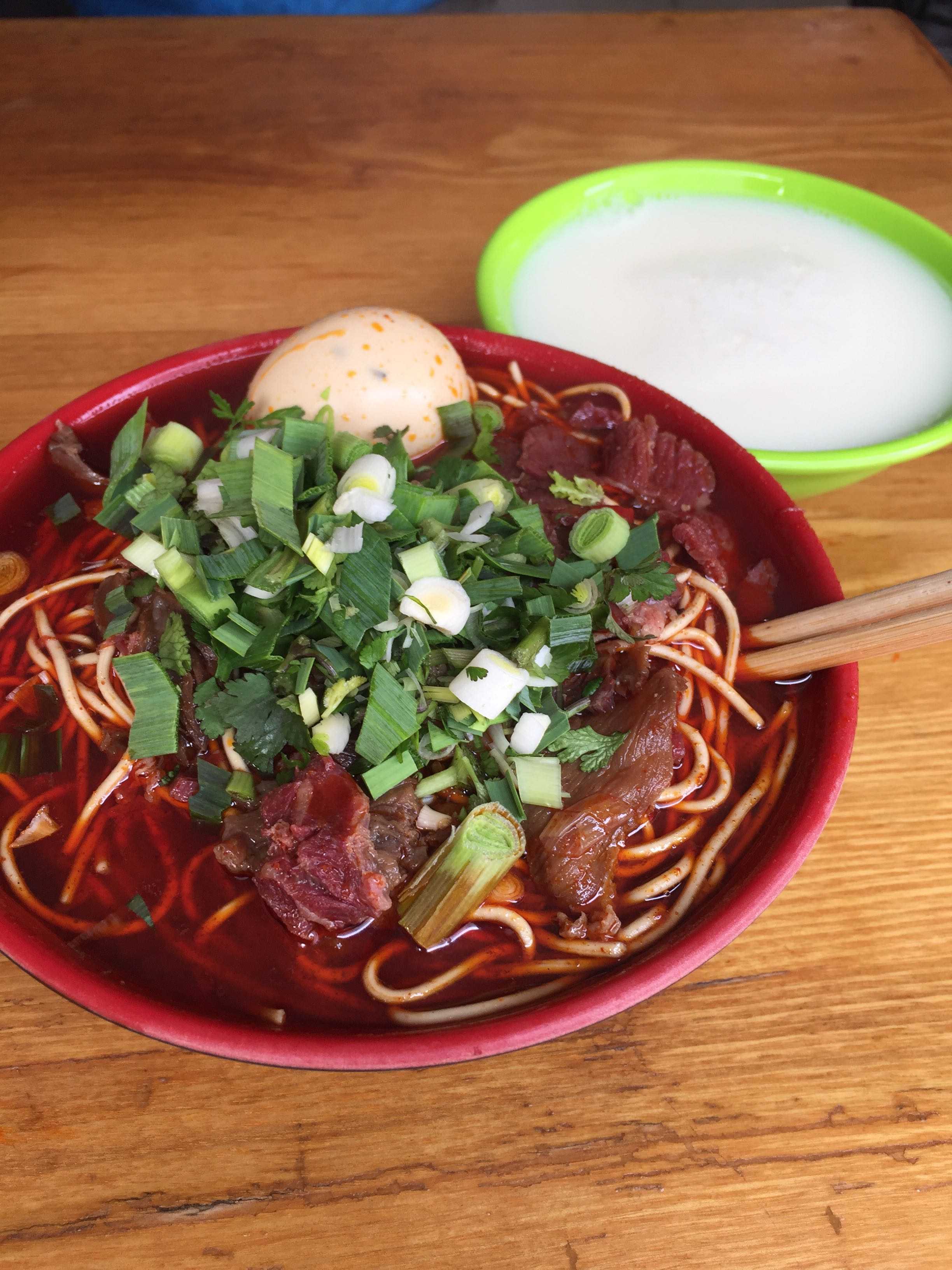 一般都是配我们这里的特色襄阳牛肉面一起吃的 午饭晚饭没见过有人喝