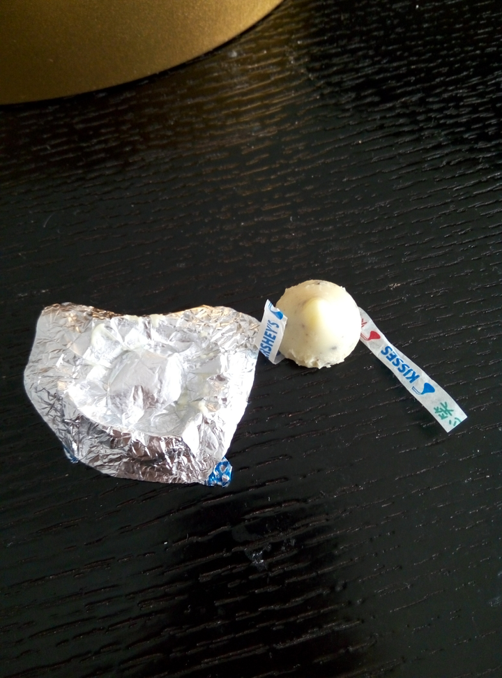 如何正确打开好时巧克力而不破坏锡纸?