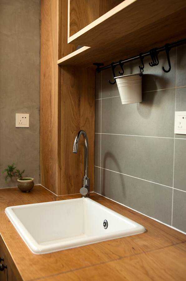 我使用 实木板在厨房里包过排水管,两块板采用企口榫连接,周边采用