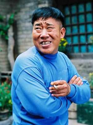 一个是知名度,一个是演技,主要还是演员的外表,他的脸谱化的形象是