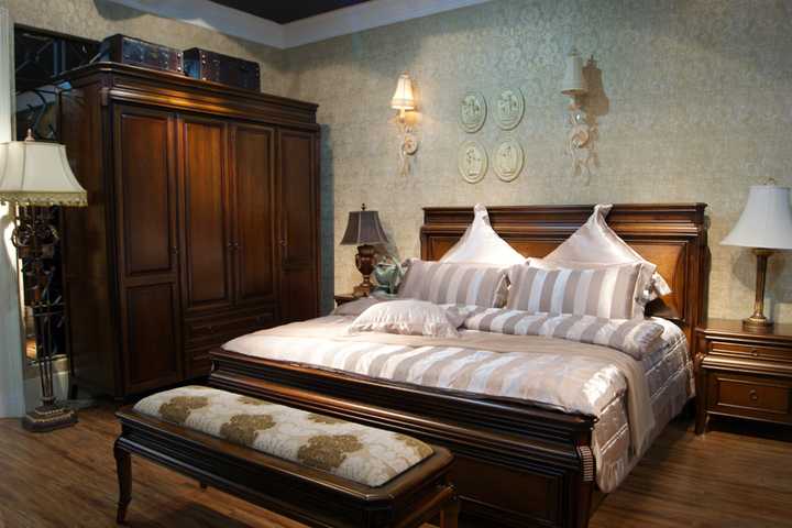 谢邀,题主卧室深色的实木家具的话,其他装饰可以选择浅色的搭配.