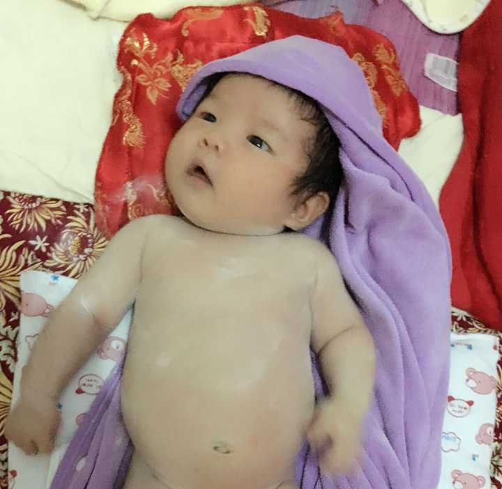 女宝一个月大.