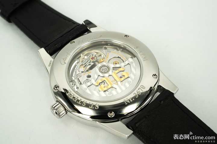 这枚参议员腕表搭载的是格拉苏蒂39号机芯