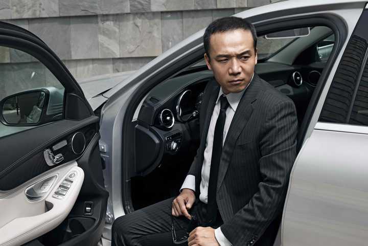 正装开奔驰s级和奥迪a8这类车的时候,怎样做才能让别人觉得你不是司机