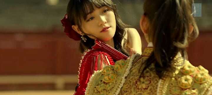 可是现在! 万丽娜! 你是这样的!