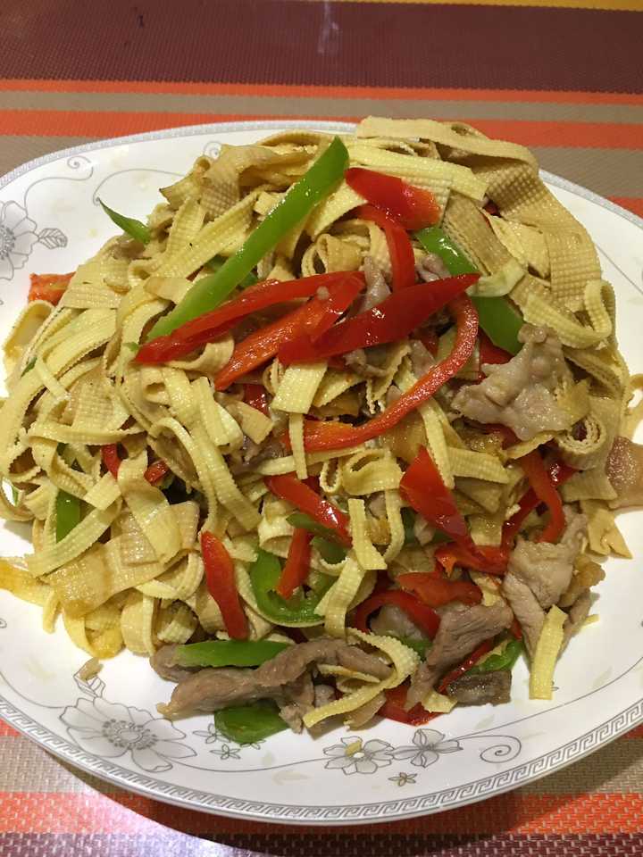 千张肉丝 没啥秘诀,先炒肉,再放青红椒,再放千张,千张吸油,可多放点油