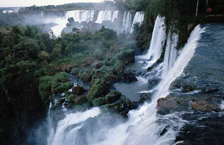 《春光乍泄》: 伊瓜苏瀑布( iguazu falls )
