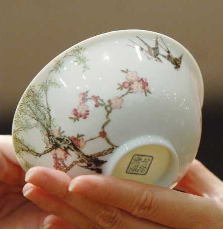 怎样区分五彩、斗彩、珐琅彩和粉彩？