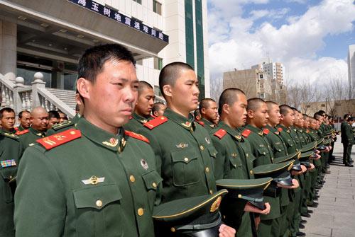 在参加葬礼,瞻仰先烈时军人,警察和戴帽子的客人一定要脱帽,军人,警察