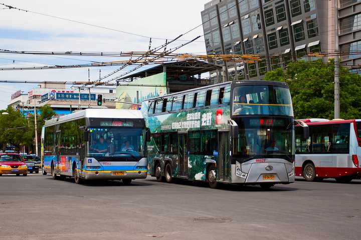 为什么公交车和大巴的窗户要设计成封闭的?