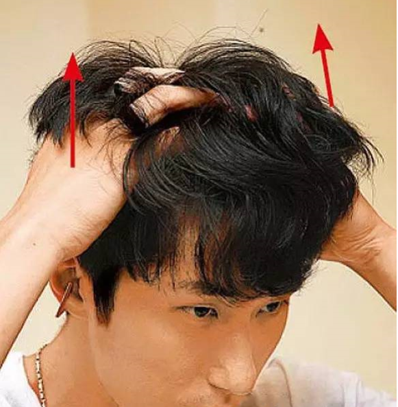 选用质地干爽的发蜡,取约1颗黄豆大份量,从发中至发尾涂抹全头发丝