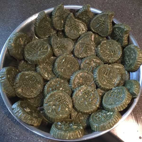 栾樨的植物的叶子和糯米粉,澄粉,粘米粉,冰片糖等为主要材料蒸制的糕