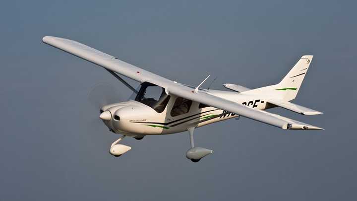 民用固定翼飞机不加尾钩是否可以降落航母?