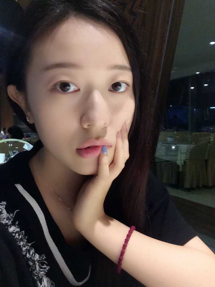 7更新:首先,戴隐形眼镜确实会更漂亮,但是我是想说,戴眼镜其实也不丑