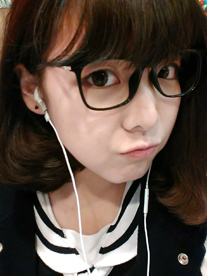 戴眼镜的女孩怎样自拍好看?