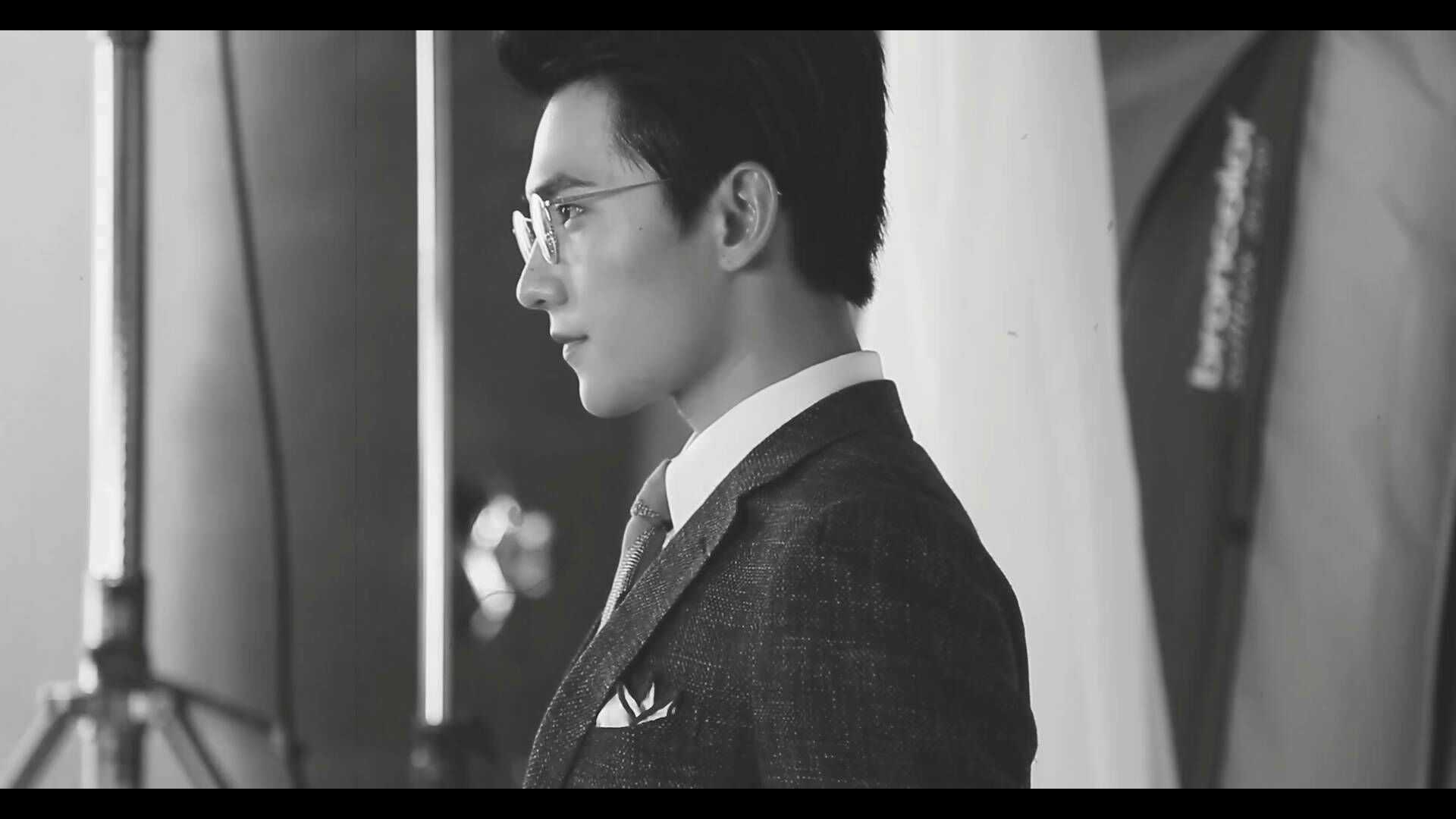 斯文败类,不仅需要一副金丝眼镜,一套复古西装和端正又禁欲的气质,还