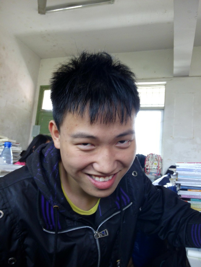 有没有那种低着头邪魅但是又非常自信的一笑的图片?