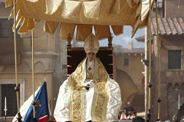当时竞选教皇的时候,亚历山大是一箱一箱的金子往其它红衣主教的屋子