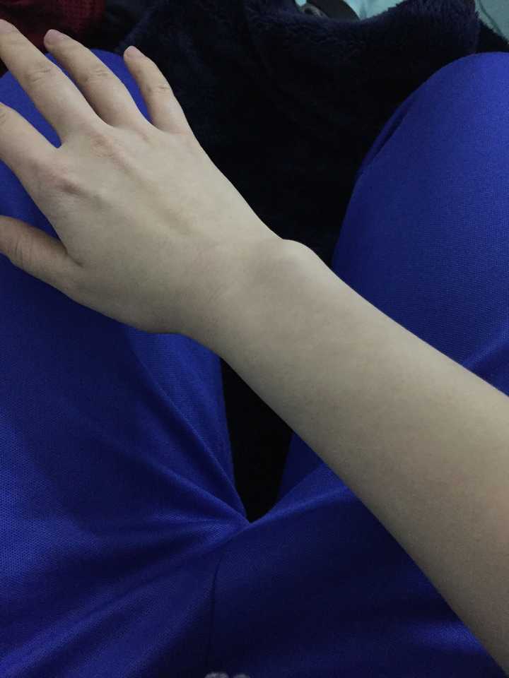 这胳膊靠的是两年轻量哑铃和跑步