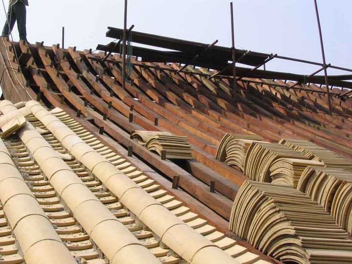 古装片中,为何屋顶上的刺客一揭开瓦就能看到屋子里的情况?