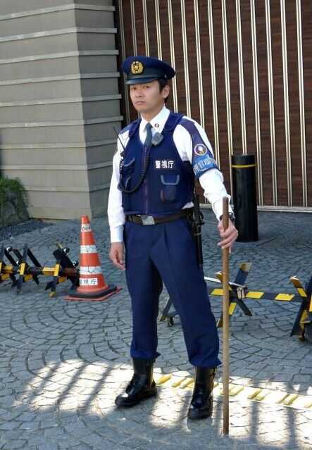 日本的警察为什么手里总拿着一根木头棍子 知乎 日本的警察为什么手里总拿着一根木头棍子 知乎