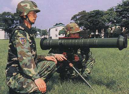 其实pf-98火箭筒的设计思路和美帝smaw,毛子rpg-32一样一样的:纯火箭