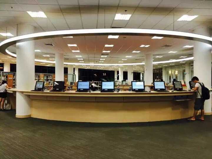 一进图书馆,便是借书还书的柜台.(p平台)