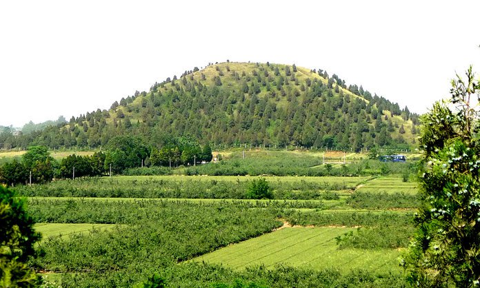 为何金字塔在地上,而中国陵墓在地下?