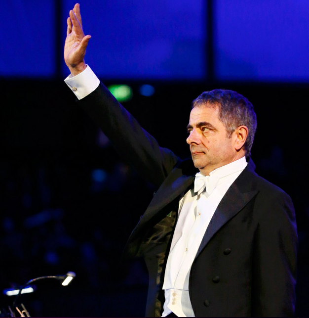 憨豆先生老了,但是表演却一如既往的用心,只是看着他奔跑着使着绊儿也