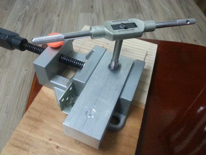 手工攻丝,10mm孔径哦!超费劲!