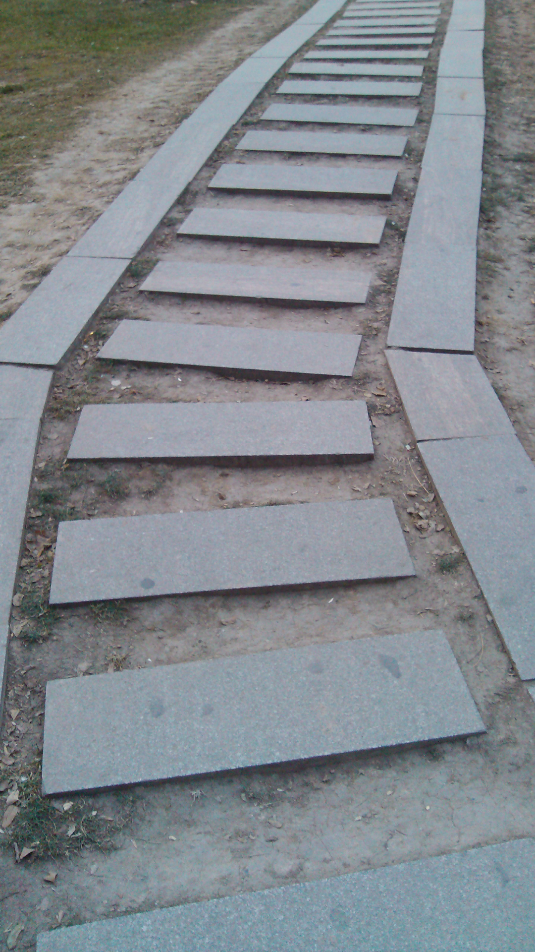 各个城市绿地公园中的反人性奇葩石板路,永远是一格娘炮两格扯蛋的