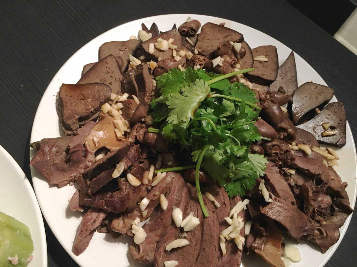 区坐下,拿出一个不锈钢饭盒,打开来,半边是米饭,半边有卤的猪心,猪肝