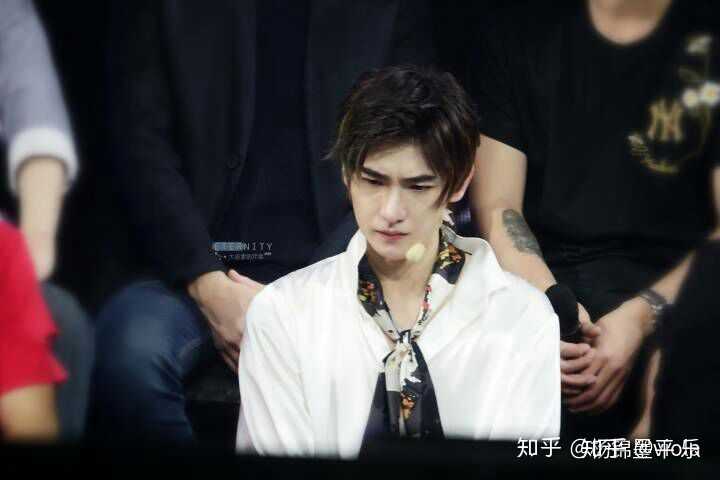 想看他演《唇枪》里的刑鸣