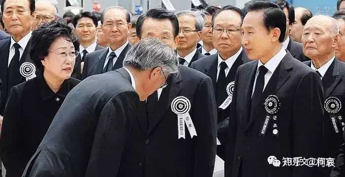 图为卢武铉追悼会上文在寅为下属要求李明博为政治报复谢罪而道歉