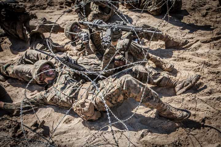 一战二战中突破铁丝网堑壕碉堡组成的防线通常是怎么做的?