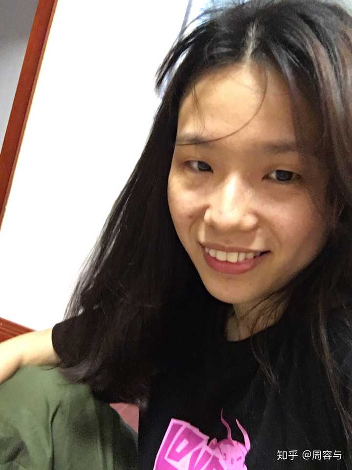 有没有那种单眼皮小眼睛塌鼻梁厚嘴唇但还挺好看的女生?