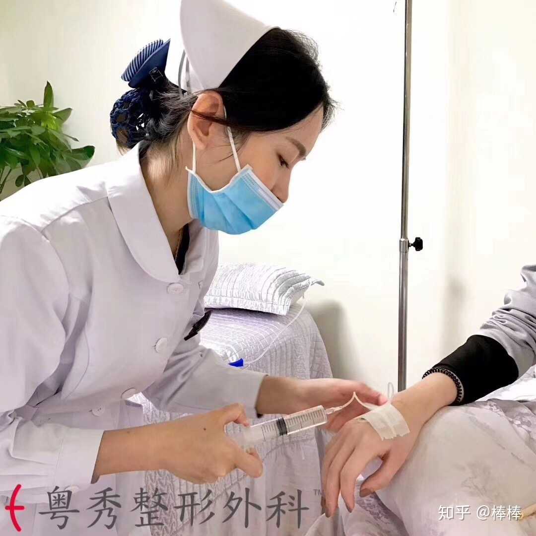 捕捉一位正在为求美者做术后输液治疗的护士姐姐,不但专业,细心,重点