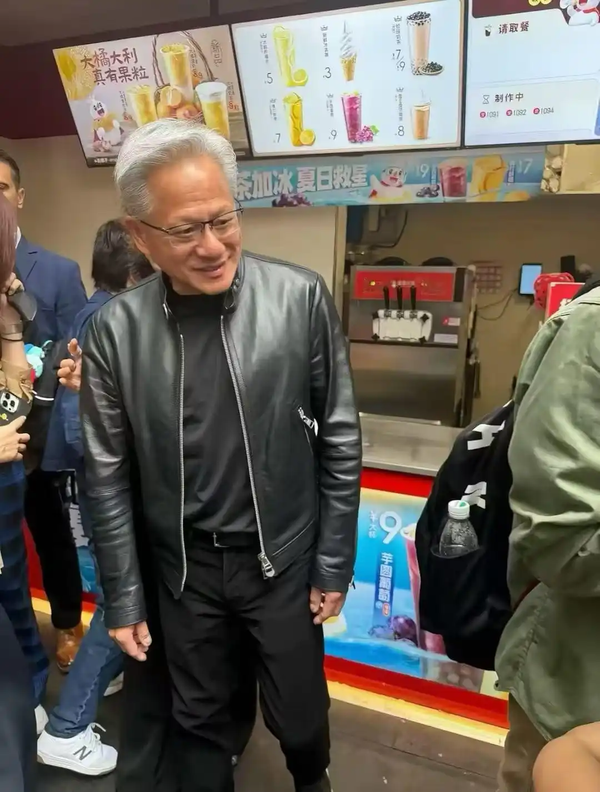 蜜雪冰城将黄仁勋品尝过的饮品改为「大佬同款」，怎样看待这一营销手段？你会被这种名人同款吸引吗？