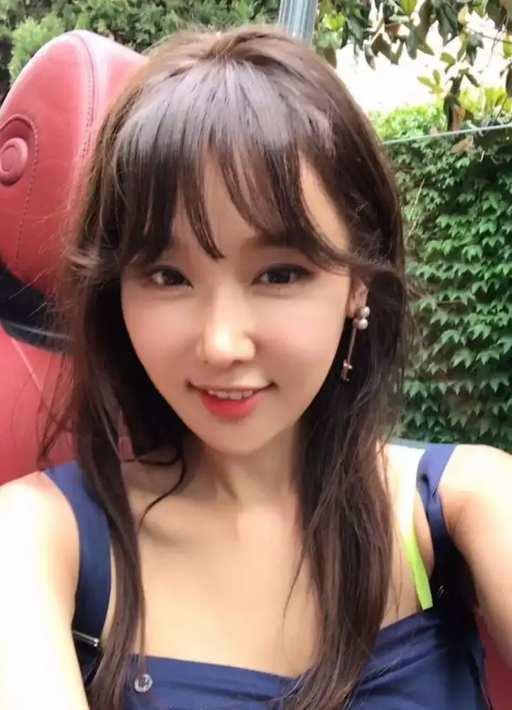 身材火辣,和女儿同框似姐妹,别人猜不出年龄是一种什么体验?