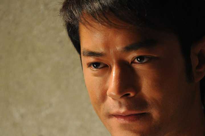 《枪王之王》(古天乐,吴彦祖)中,关友博的女朋友为什么要配合警察演戏