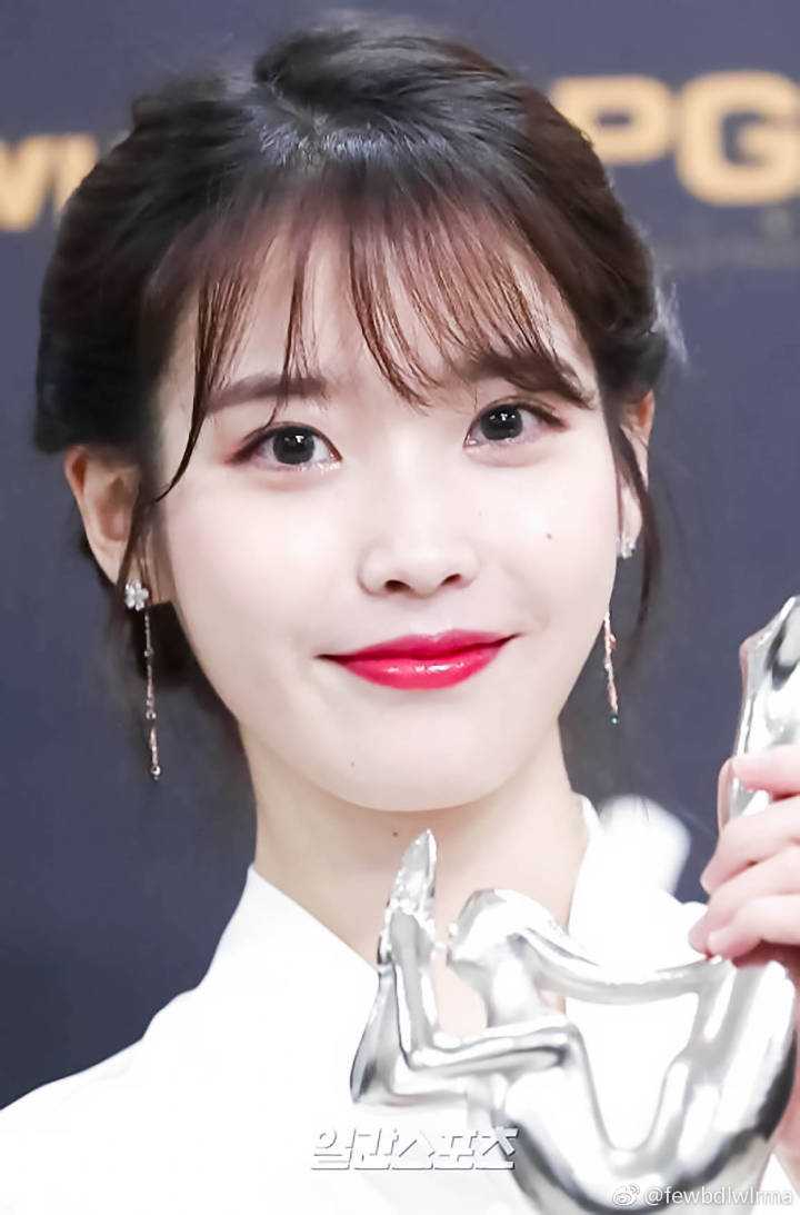 以及iu妹子的眼睛是真好看啊,眼睛里有星星