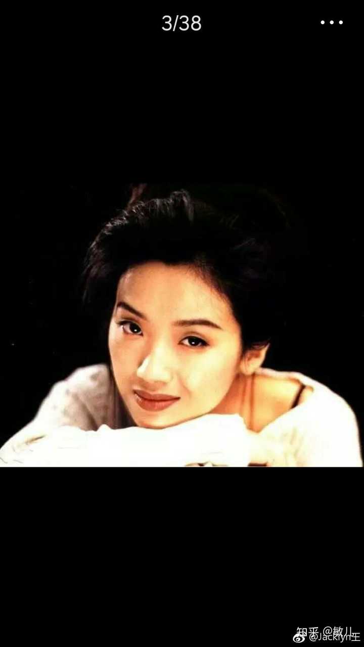 首先想到了吴倩莲,记得她演过任贤齐的那版小龙女,之前风靡的是李若彤