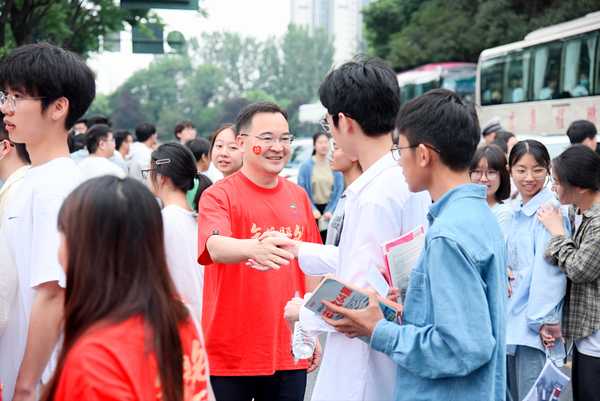 代表称家校共育不能职责转移，为何老师职责常常转移成家庭作业？越界背后问题到底出在哪？