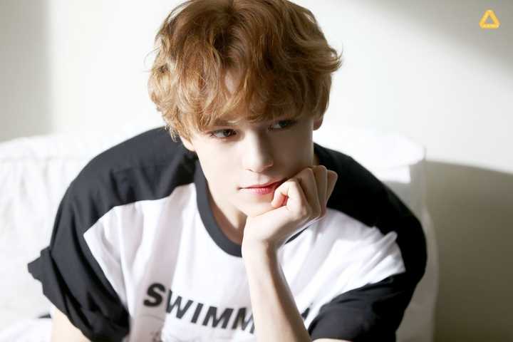 23晚上九点半  无聊更新一下 五代女团everglow队长eu 本名朴智媛 98.