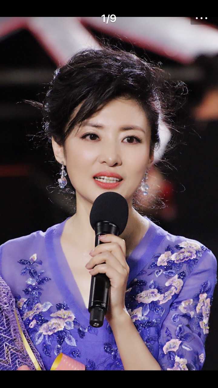 周老师的美是那种很舒服的美,不争不抢,但是国色天香.